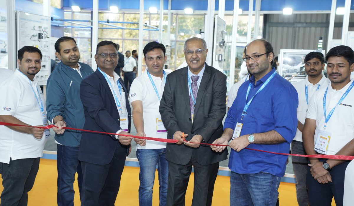 Messung team ribbon-cutting ceremony at the exhibition booth.